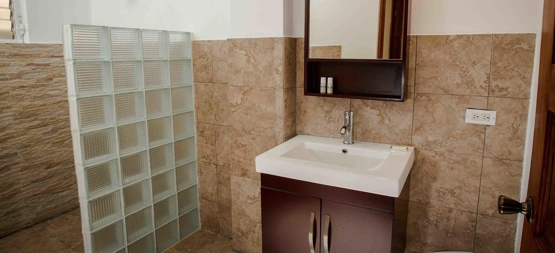 ***  Hotel Restaurant Cyvadier Plage Jacmel Haiti